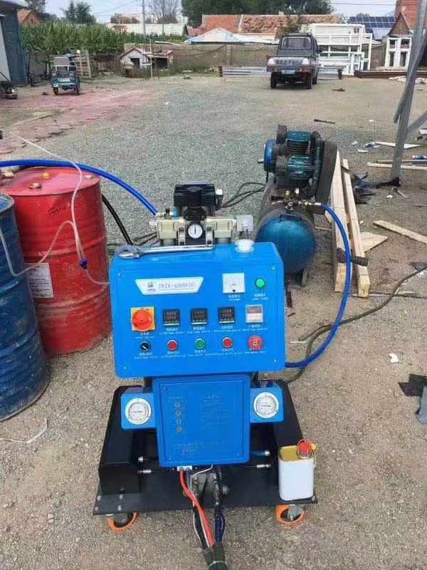 不規則物體聚氨酯噴涂機 如何選擇?(圖1) 聚氨酯噴涂機在內蒙扎蘭屯移動房噴涂