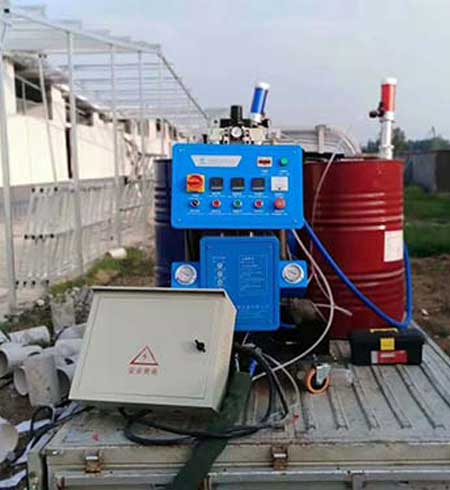 河南聚氨酯噴涂機養殖業保溫板發泡案例