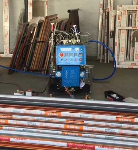 Q2600D斷橋鋁型材腔體填充聚氨酯發泡機