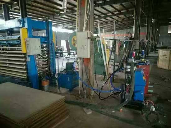 Q2600D發泡機用于防盜門填充聚氨酯發泡案例